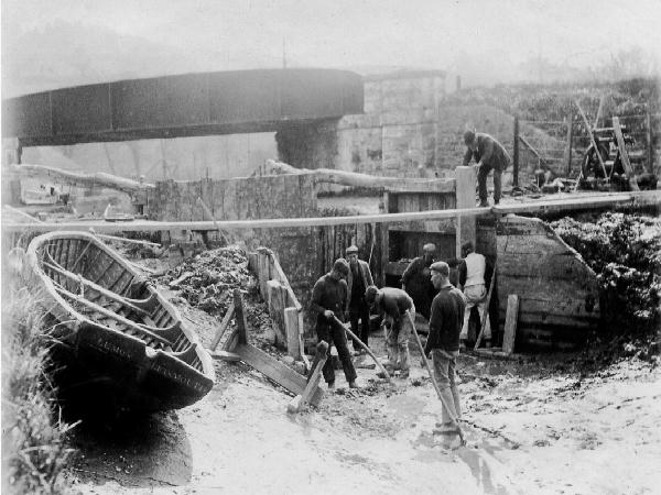 Stover Canal - Hanging new lock gates in April 1902