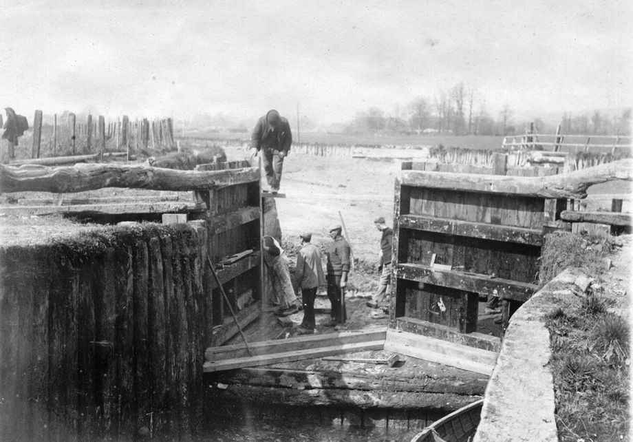 Stover Canal - Hanging new lock gates in April 1902