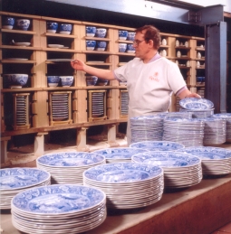 Removing fired tableware of traditional design from a modern tunnel kiln